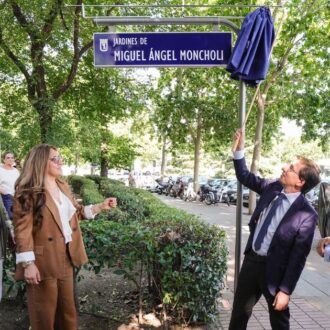 José Luis Martínez-Almeida, durante la inauguración de los jardines dedicados al periodista Miguel Ángel Moncholi