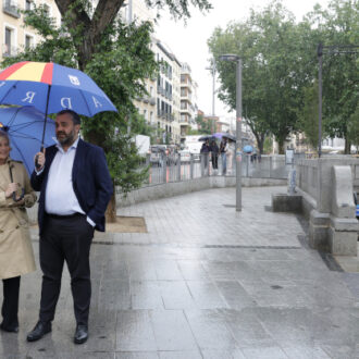 Paloma García romero y Carlos Segura visitan la finalización de los trabajos en la plaza de Tirso de Molina