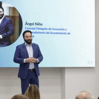 El concejal delegado de Innovación y Emprendimiento, Ángel Niño, recibe a los participantes de la VI edición de ‘Puentes de Talento’