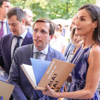 El alcalde de Madrid, José Luis Martínez-Almeida, acompaña a la reina Letizia en la inauguración de la Feria del Libro de Madrid