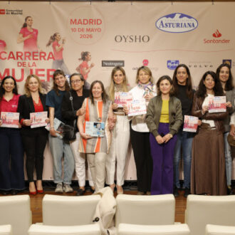 Foto de familia de las participantes en la presentación de la carrera solidaria