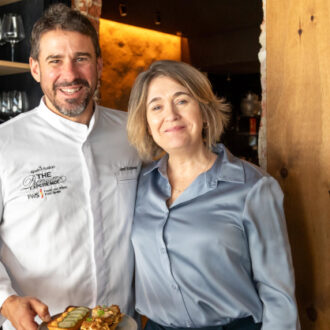 Marta Rivera de la Cruz junto al cocinero Javi Estévez
