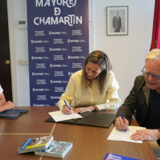 Yolanda Estrada, y el presidente de la asociación EmancipaTIC, José Manuel Azorín, han firmado un protocolo de actuación para ampliar los talleres ‘Ciudadanía digital amigable’