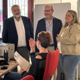 El delegado de Políticas Sociales, Familia e Igualdad, José Fernández, y el concejal del distrito, Ángel Ramos, en la visita el Centro de Servicios Sociales de Vicálvaro