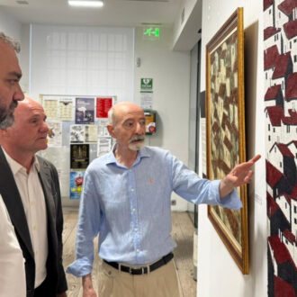 Carlos Segura, en la inauguración de la exposición ‘Claroscuro en tela de saco’ del madrileño Raúl Ranera