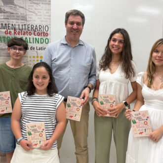 Alberto González con los seis autores de los relatos que conforman el libro 'Mujeres emprendedoras'