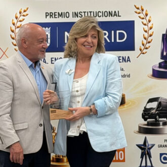 Engracia Hidalgo con el Premio a la Colaboración Institucional concedido por la Unión de Nuevos Empresarios de Villaverde (UNE Villaverde)