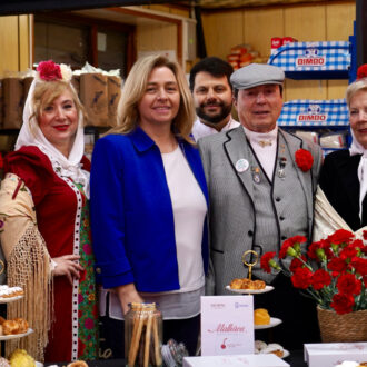La vicealcaldesa de Madrid, Inma Sanz, acompañada de la delegada de Economía, Innovación y Hacienda, Engracia Hidalgo, y la concejala de Tetúan, Paula Gómez-Angulo visita el mercado municipal del distrito