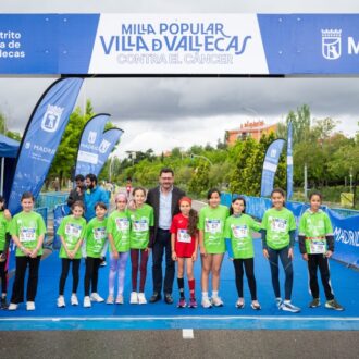González Pereira, junto a diversos corredores, en la Milla Popular de Villa de Vallecas