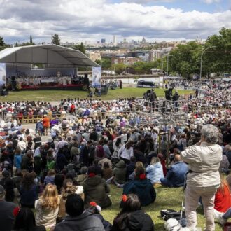 Panorámica de la Pradera de San isidro llena de fieles asistiendo a la misa