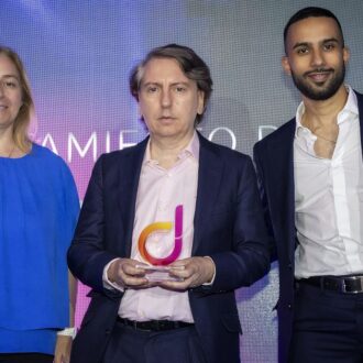 Sanz posa con premiados. Premios Diversa 2026