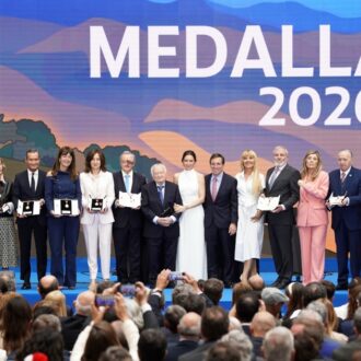 Almeida posa con los galardonados con las medallas de Honor y de Madrid por San Isidro