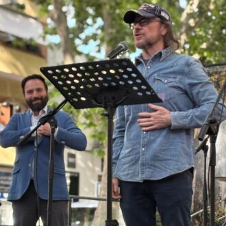 Segura da el pregón ante la mirada de Niño, durante la apertura de la Feria del Libro de Puente de Vallecas