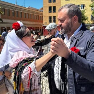 Segura participa en la clase magistral de chotis celebrada este sábado en la plaza de Arturo Barea