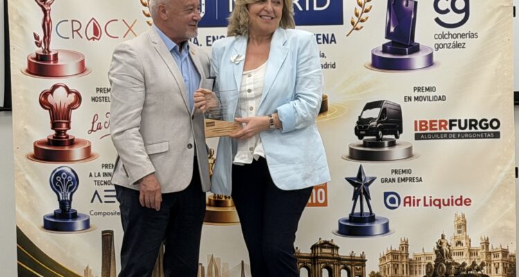 Engracia Hidalgo con el Premio a la Colaboración Institucional concedido por la Unión de Nuevos Empresarios de Villaverde (UNE Villaverde)