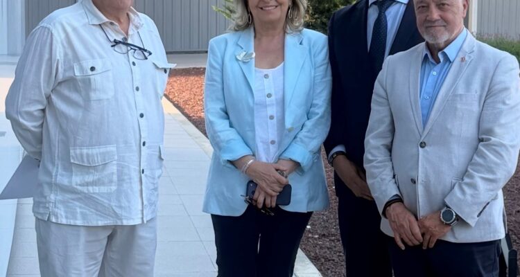 Engracia Hidalgo, acompañada por el concejal de Villaverde, Orlando Chacón, en la entrega de premios de la Unión de Nuevos Empresarios de Villaverde (UNE Villaverde)