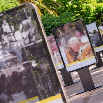 Exposición 'Las visitas papales a Madrid' en el paseo de Recoletos