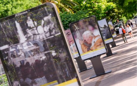 Exposición 'Las visitas papales a Madrid' en el paseo de Recoletos