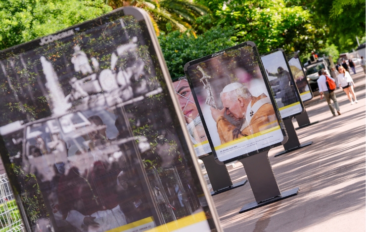 Exposición 'Las visitas papales a Madrid' en el paseo de Recoletos