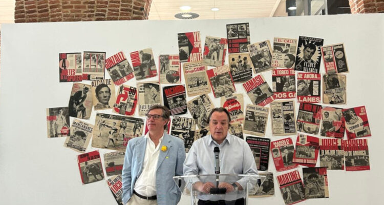 González Taboada en la inauguración de la exposición 'Cambio de tercio. Tradición y Transición en el Archivo Santos Trullo 1970-1980'