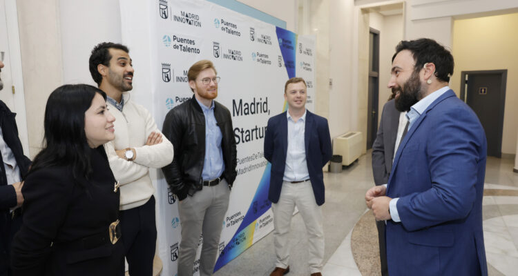 El concejal delegado de Innovación y Emprendimiento, Ángel Niño, recibe a los participantes de la VI edición de ‘Puentes de Talento’