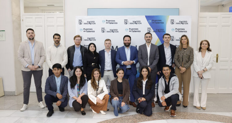 El concejal delegado de Innovación y Emprendimiento, Ángel Niño, recibe a los participantes de la VI edición de ‘Puentes de Talento’