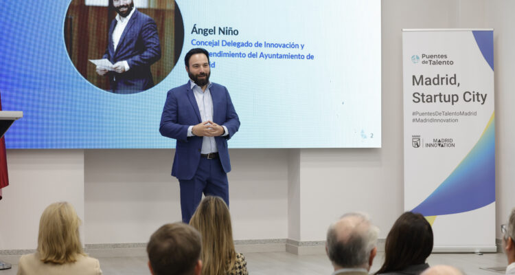 El concejal delegado de Innovación y Emprendimiento, Ángel Niño, recibe a los participantes de la VI edición de ‘Puentes de Talento’