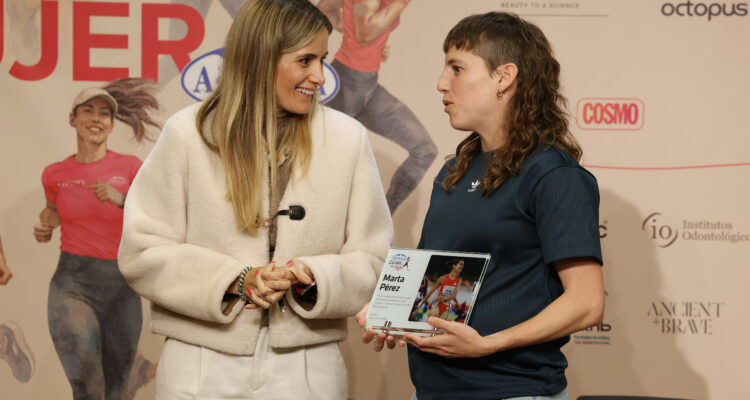 La concejala delegada de Deporte, Sonia Cea, junto a la atleta olímpica, Marta Pérez