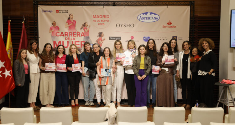 Foto de familia de las participantes en la presentación de la carrera solidaria