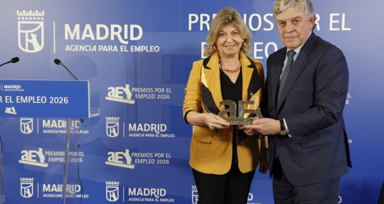 La delegada de Economía, Innovación y Hacienda, Engracia Hidalgo, entrega el premio a Julio Moreno (pastelería Mallorca)