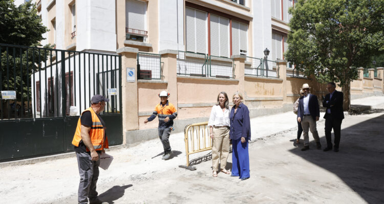 La delegada de Obras y Equipamientos, Paloma García Romero, acompañada de la concejala de Salamanca, Cayetana Hernández de la Riva, visita el barrio de Fuente del Berro