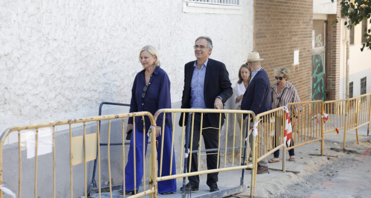 La delegada de Obras y Equipamientos, Paloma García Romero, acompañada de la concejala de Salamanca, Cayetana Hernández de la Riva, visita el barrio de Fuente del Berro