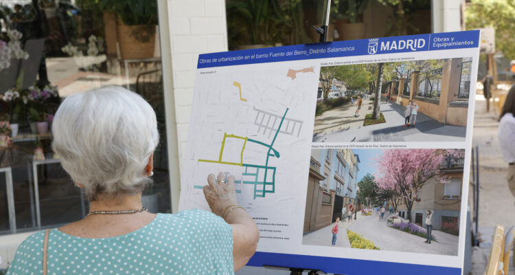 La delegada de Obras y Equipamientos, Paloma García Romero, acompañada de la concejala de Salamanca, Cayetana Hernández de la Riva, visita el barrio de Fuente del Berro