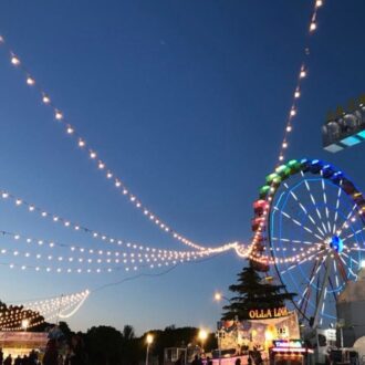 Recinto ferial de las Fiestas de Hortaleza con atracciones (Imagen de archivo)