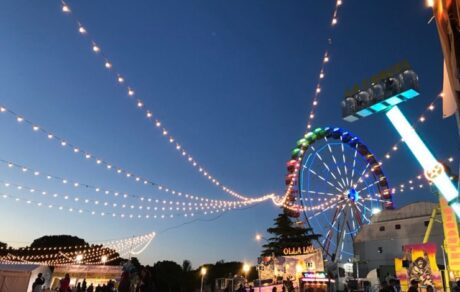 Recinto ferial de las Fiestas de Hortaleza con atracciones (Imagen de archivo)