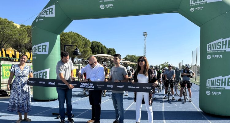 El concejal de Vicálvaro, Ángel Ramos, ha dado esta mañana la salida en el Centro Deportivo Municipal Margot Moles