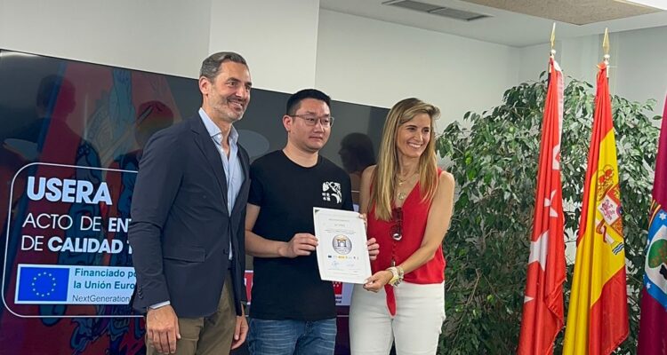 Entrega del distintivo de Calidad Turística de Chinatown en Usera