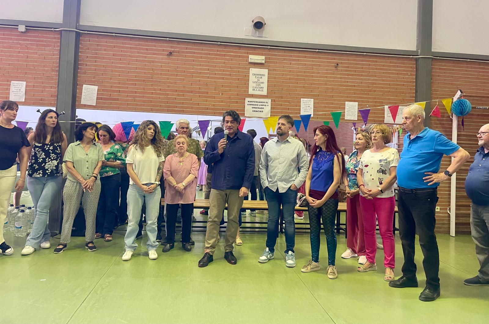 El concejal David Pérez aparece en la foto con usuarios del centro celebrando el cierre de las actividades