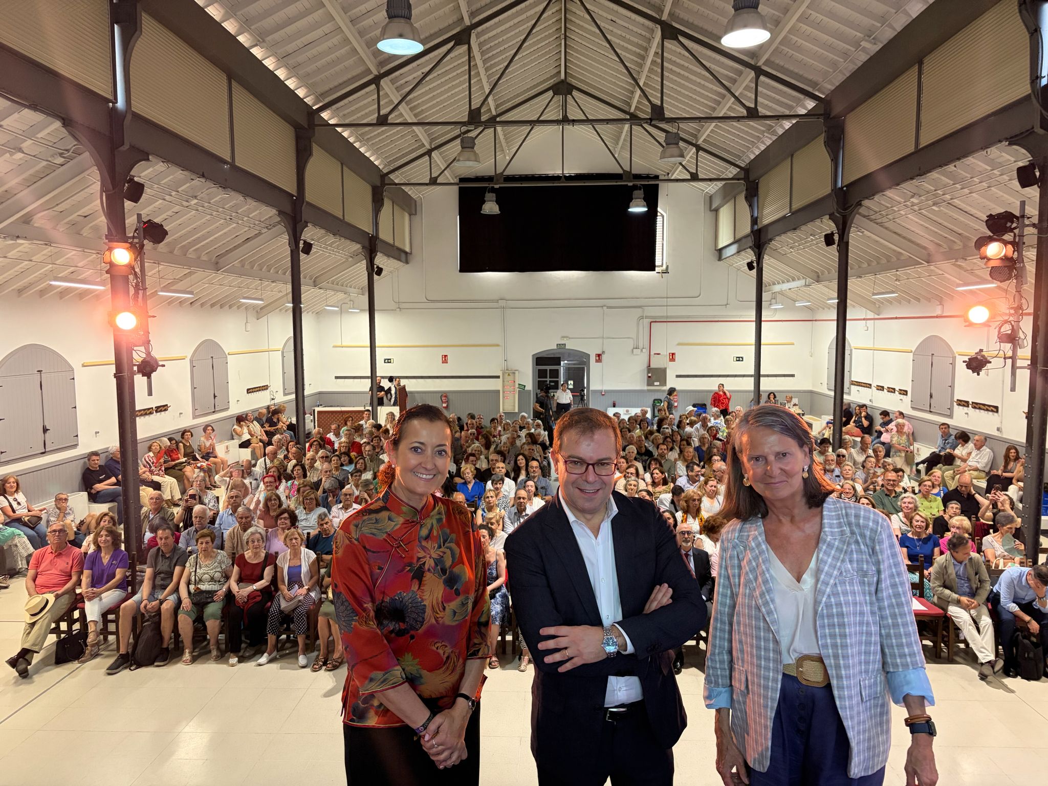 La concejala de Arganzuela, Lola Navarro, acompañada de los autores Javier Sierra e Isabel San Sebastián
