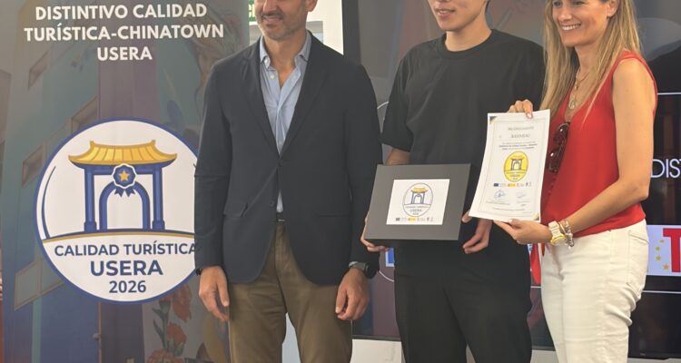 Entrega del distintivo de Calidad Turística de Chinatown en Usera