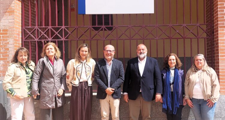 El delegado de Políticas Sociales, Familia e Igualdad, José Fernández, y el concejal del distrito, Ángel Ramos, en la visita el Centro de Servicios Sociales de Vicálvaro