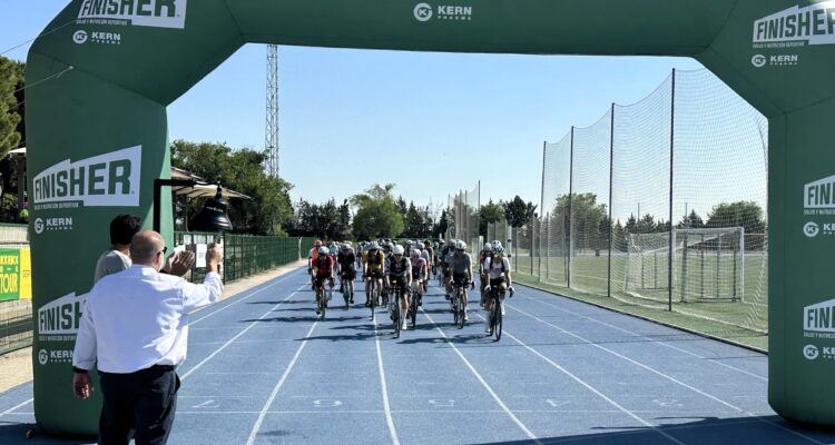 El concejal de Vicálvaro, Ángel Ramos, ha dado esta mañana la salida de la carrera ultraciclista Madrid-Barcelona en el Centro Deportivo Municipal Margot Moles