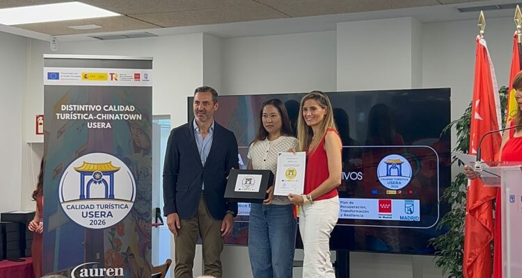 Entrega del distintivo de Calidad Turística de Chinatown en Usera