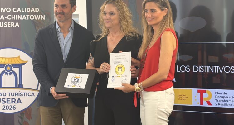 Entrega del distintivo de Calidad Turística de Chinatown en Usera