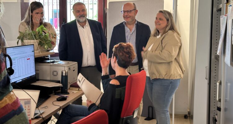 El delegado de Políticas Sociales, Familia e Igualdad, José Fernández, y el concejal del distrito, Ángel Ramos, en la visita el Centro de Servicios Sociales de Vicálvaro