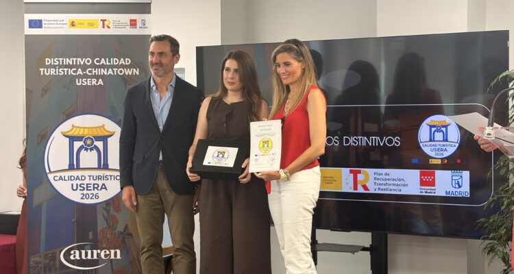 Entrega del distintivo de Calidad Turística de Chinatown en Usera