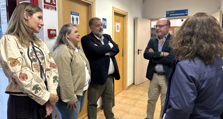 El delegado de Políticas Sociales, Familia e Igualdad, José Fernández, y el concejal del distrito, Ángel Ramos, en la visita el Centro de Servicios Sociales de Vicálvaro