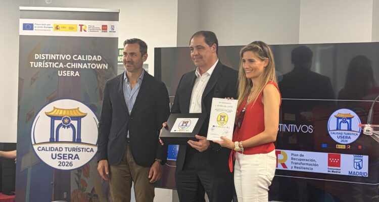 Entrega del distintivo de Calidad Turística de Chinatown en Usera