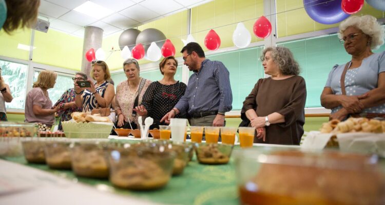Carlos González Pereira en las actividades con motivo de la 39º Semana del Mayor del distrito