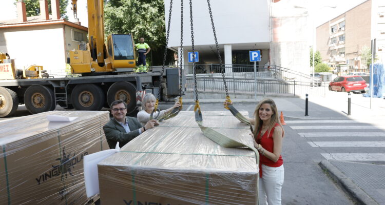 González y Cea supervisando los trabajos de instalación de placas fotovoltaicas en el Poblado Dirigido de Orcasitas